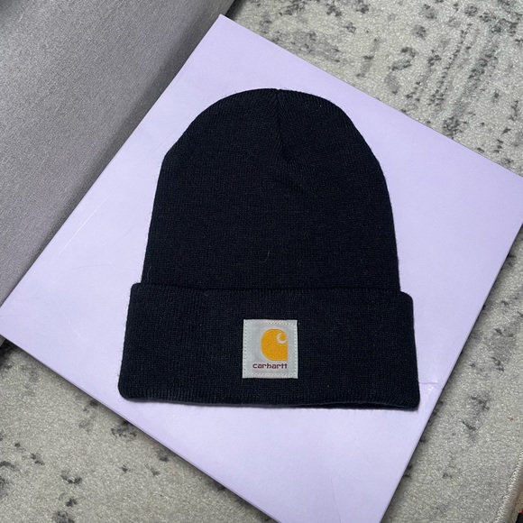 Carhartt Accessories - NWOT Carhartt Black beanie